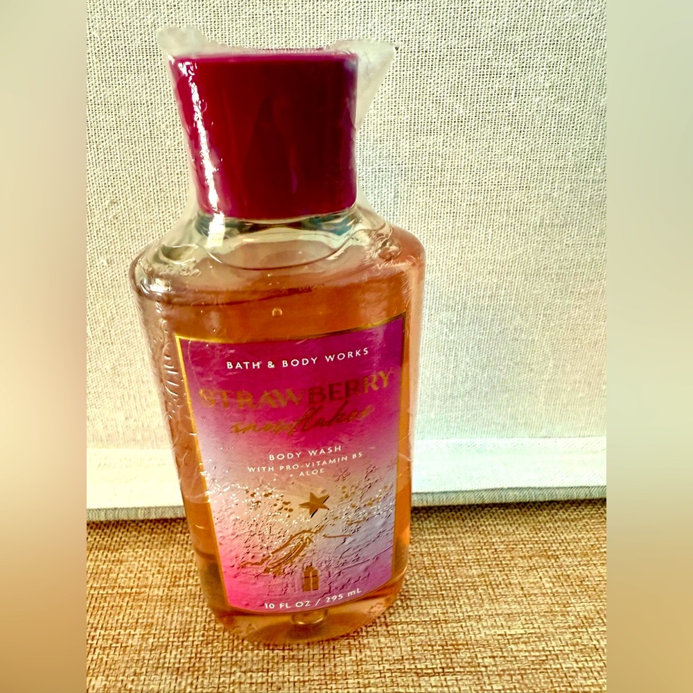 Bath & Body Works STRAWBERRY SHORTCAKE 10 OZ Body Wash 🍓🍰✨